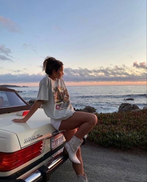 Car Poses Instagram Outside, Car Model Photoshoot, Car Poses Instagram, Car Photoshoot Ideas, Camp Fits, Sunset Poses, Pics Poses, Car Shoot, Classic Car Photoshoot