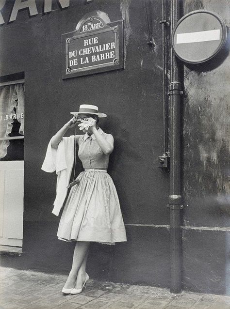 Gérard Decaux - Kim Novak with Kodak Instamatic, 1965 Kim Novak, Dior Collection, Robert Doisneau, Paris Mode, Boater Hat, Vintage Paris, Style Inspiration Summer, Style Crush, Look Vintage