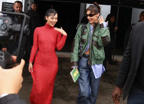 What Do You Get When You Mix Pink PP and Valentino Red? Viva Magenta. See How Street Style Wears Both Colors | Vogue Dress Paris, Look Jean, Street Style Photos, Paris Fashion Week Street Style, Milano Fashion Week, Street Style Trends, Emily Ratajkowski, Best Street Style, Street Style Inspiration