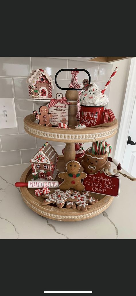 Gingerbread Tier Tray Ideas, Tiered Tray Christmas Decor, Hot Chocolate Tiered Tray, Gingerbread Kitchen Decorating Ideas, Gingerbread Tiered Tray Decor, Christmas Hot Chocolate Bar, Gingerbread House Ideas, Grinch Images, Tray Centerpiece