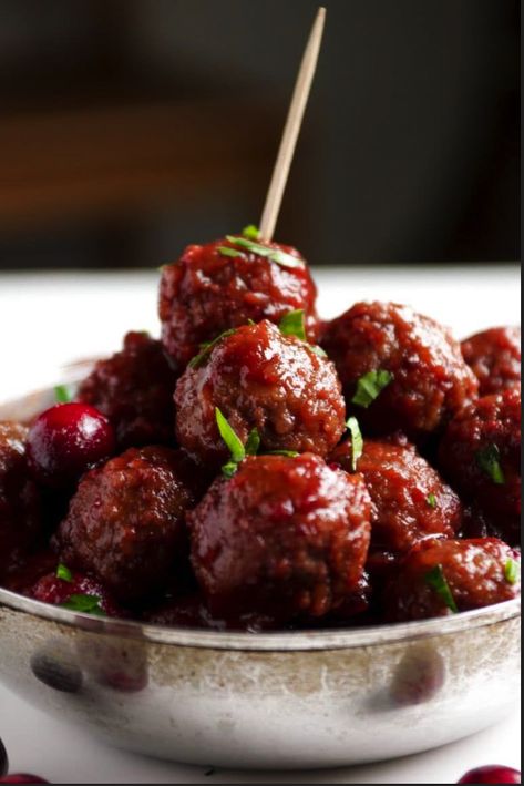 Sweet Balls, Cranberry Meatballs, New Years Appetizers, New Year's Eve Appetizers, New Years Eve Food, Turkey Meatballs, Sweet Chili Sauce, Sweet Chili, Main Courses