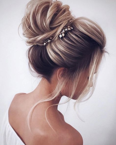 We have collected wedding ideas based on the wedding fashion week. Look through our gallery of wedding hairstyles 2021/2022 to be in trend! #hairstyleideas #easyhairstyle #hairstyle Bridal Hair Updo High, Loose Wedding Hair, Hairstyles Theme, Bridal Hair Updo, Best Wedding Hairstyles, Hair Up Styles, Braided Hairstyles Updo, Wedding Hairstyles Updo, Wedding Updo