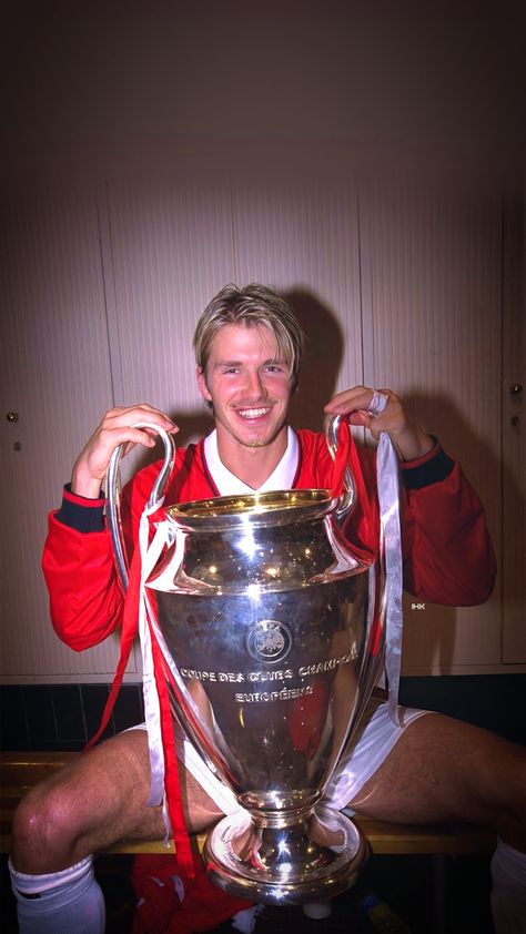 90s Football Aesthetic, David Beckham Wallpaper, Football Players Pictures, David Beckham Manchester United, David Beckham Football, Football 4k, Manchester United Champions League, Channel Aesthetic, Cabrio Vw