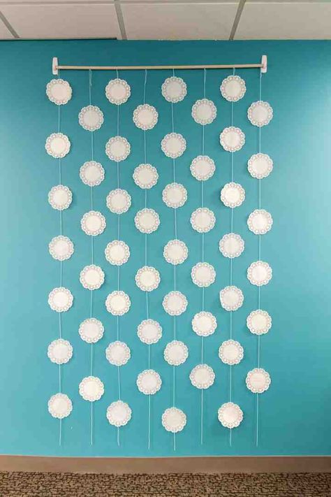 paper doilies diy Doily Backdrop, Decades Dance, Snowball Dance, Backdrops Ideas, Wedding Backdrop Lights, Doilies Diy, Paper Doily Crafts, Lace Backdrops, Diy Photobooth