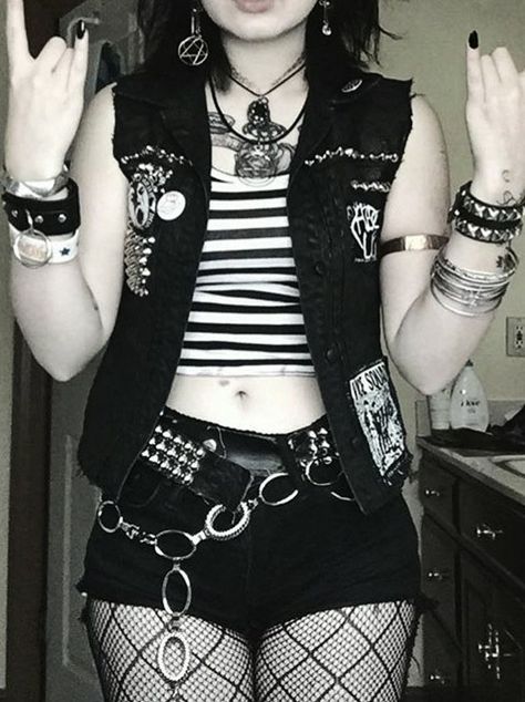 Emo Shorts Outfit, Summer Outfits Punk, Outfit Ideas With Black Shorts, Punk Outfits Summer, 90s Punk Outfits, Cute Alt Outfits, Summer Punk Outfits, Punk Summer Outfits, Metal Outfit