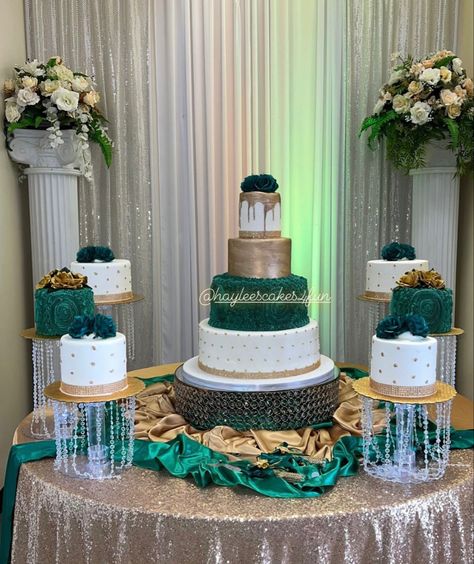 Emerald Cakes Quince, Quince Cakes Emerald Green And Gold, Green Gold And White Quince, Emerald Green Cake For Quince, Green And Gold Centerpieces Quince, Green And Gold Dessert Table Ideas, Emerald Green Quinceanera Theme Western, Emerald Green Quinceanera Cake Table, Emerald Green Quince Cups