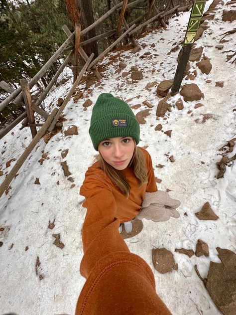 Beanie Hiking Outfit, Granola Snow Outfits, Hiking Selfie Ideas, Granola Winter Aesthetic, Granola Christmas Aesthetic, Winter Hiking Outfit Women Cold Weather, Hiking Aesthetic Winter, Winter Camp Outfits, Winter Hiking Aesthetic