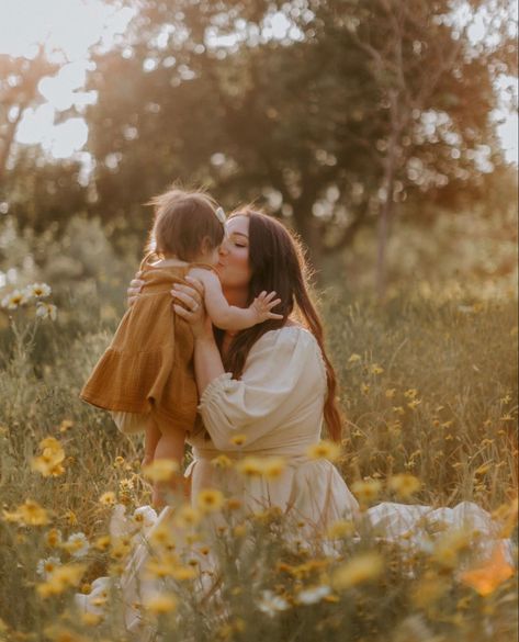 Mommy And Me Photo Shoot Field, Mommy Son Pictures Outdoor, Mommy And Me Field Photos, Wildflower Family Photos, Mommy And Me Photo Shoot Newborn, Mommy And Me Photo Shoot Baby, Fall Mommy And Me Pictures, Mother And Baby Photoshoot, Mom And Me Photoshoot