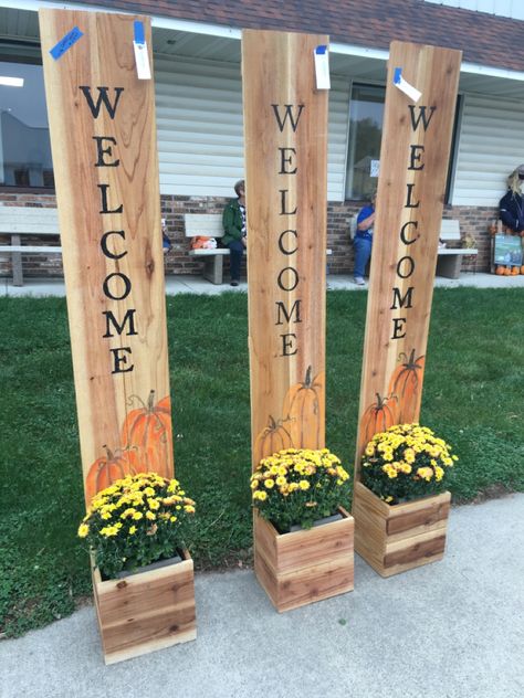 Signs Made From Fence Pickets, Christmas Fence Board Signs, Cedar Fence Pickets Easy Diy Projects, Crafts With Fence Pickets, Old Fence Posts Repurposed, Cedar Fence Picket Projects, Picket Fence Ideas Crafts, Fence Board Projects, Fence Wood Projects