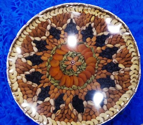 Dry Fruit Plate Decoration, Dry Fruits Plate Decoration Ideas, Arti Thali Decoration, Candy Gifts Diy, Dry Fruit Tray, Thali Decoration, Candy Gift Baskets, Wedding Gift Pack, Buffet Decor