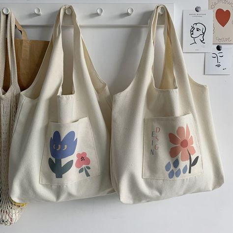 Cute Grocery Bags, Cute Reusable Bags, Cloth Shopping Bags, Minimalist Spring Fashion, Canvas Tote Bag With Pockets, Tot Bag Aesthetic, Canvas Bags Ideas, Tote Bag Storage Ideas, Cute Tote Bags For School