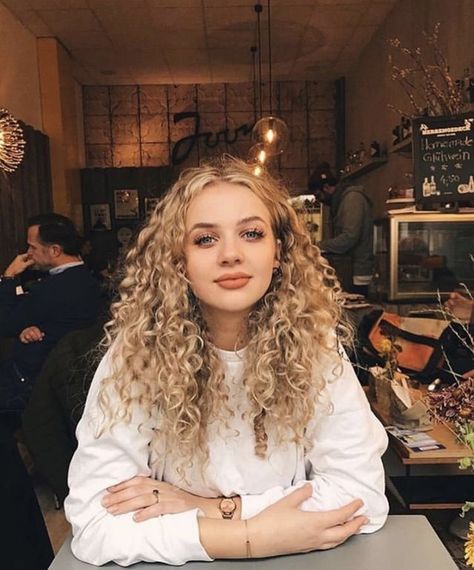 Pinterest @queenpeachxo🍑 Short Natural Curly Hair, Blonde Curly Hair, Hairstyles For, Hair Medium, Curly Hair Care, Grunge Hair, Long Curly Hair, Curly Girl, Long Curly