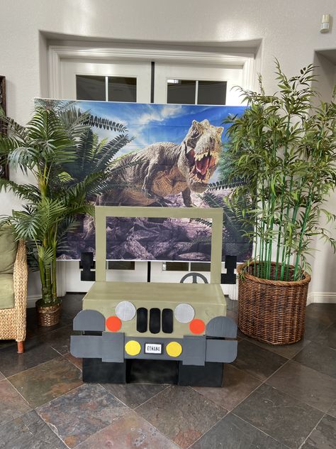 Diy Jeep Photo Prop, Diy Jeep Photo Booth, Dinosaur Photoshoot Ideas, Jurassic Park Lego Party, Safari Jeep Cardboard Diy, Jurassic Park Jeep, Jurassic Park Birthday Party, Diy Jeep, Jurassic Park Party