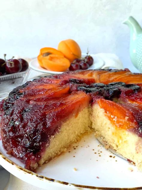 Apricot Upside Down Cake, Plum Upside Down Cake, Cherry Upside Down Cake, Blueberry Upside Down Cake, Plum Recipes, Plum Cake, Upside Down Cake, Moist Cakes, Food Cakes