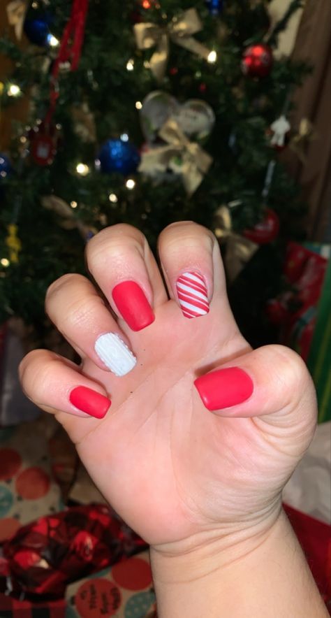 Christmas Nails Red White, Easy Diy Christmas Nails, Easy Christmas Makeup Ideas, Easy Christmas Makeup, Diy Christmas Nails, Nail Designs White, Christmas Nails Red, Holiday Nails Easy, Christmas Makeup Ideas