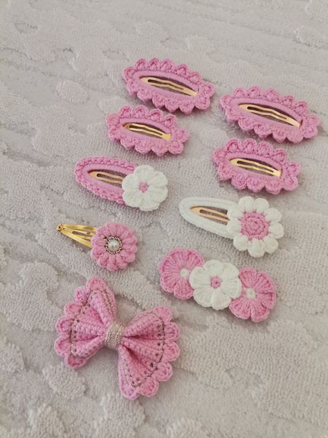 Crochet Baby Hair Accessories, Hairclip Crochet Ideas, Barrette Crochet, Crochet Barrettes, Hairband Crochet, Diy Hairband, Crochet Clip, Hairpin Crochet, Crochet Hair Bows