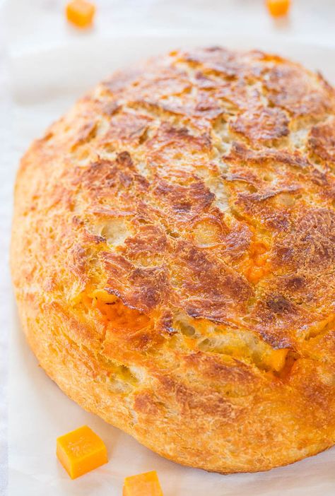 Easy Cheddar Sourdough - No starter required and so easy! It tastes like it's from a fancy bakery! Who can resist homemade cheesy bread!! Sourdough Cheese Bread Recipe, Homemade Cheesy Bread, Cheddar Sourdough Bread, Fancy Bakery, Cheese Sourdough, Sourdough Loaf, Sourdough Recipe, Bread Sourdough, Averie Cooks