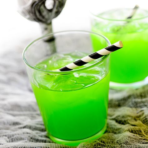 Witch’s Brew Cocktail | Community Post: 21 Spooky Cocktails That’ll Make Your Halloween Party A Drunken Success Witches Brew Cocktail Recipe, Easy Halloween Cocktails, Vodka And Pineapple Juice, Halloween Party Drinks, Halloween Drinks Alcohol, Coctails Recipes, Halloween Cocktail, Cocktails Recipes, Witch's Brew