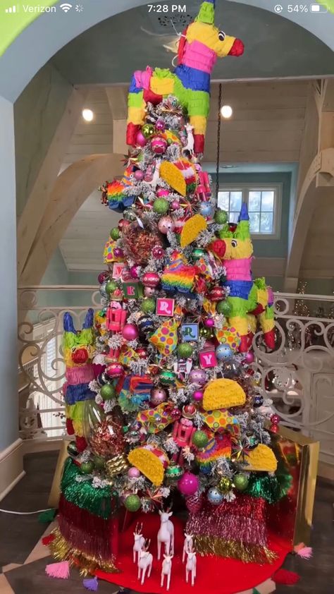 Taco Christmas Tree, Mexican Apartment, Fiesta Christmas Tree, Fiesta Christmas, Christmas Fiesta, Mexican Christmas Decorations, Frida Style, Seasonal Tree, Mexico Christmas