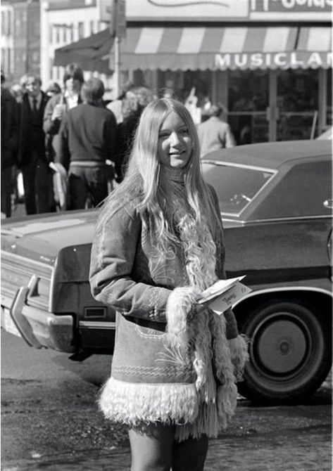 Le Fashion: 45 Incredible Street Style Shots From The '70s Street Style Vintage, Afghan Coat, Fashion 70s, 60s And 70s Fashion, Mode Hippie, 70’s Fashion, Estilo Hippie, Hippie Look, I'm With The Band