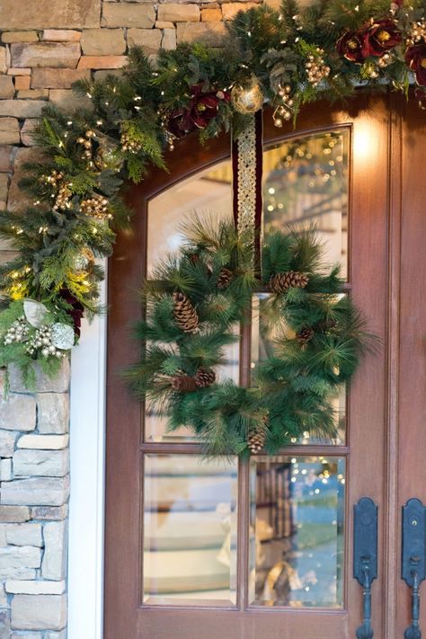 How to Hang a Wreath on a Door from bluegraygal and Frontgate Wreaths On Arched Doors, Glass Storm Doors, Double Door Wreaths, Lighted Wreaths, Ideas Fiesta, Wreath Hanger, Holiday Tablescapes, How To Hang, Hanging Wreath