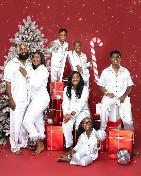 Black Family Christmas Pictures, Black Family Christmas, Christmas Portraits Family, Christmas Pictures Black Family, Black Family Photoshoot Christmas, Christmas Family Shoot, Black Family Christmas Pictures Pajamas, Friends Christmas Photoshoot Black, Christmas Poses For Family