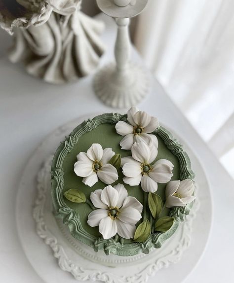 Bolo Vintage, Vintage Birthday Cakes, Buttercream Flower Cake, Buttercream Cake Decorating, Elegant Birthday Cakes, Simple Cake Designs, Mini Cakes Birthday, Music On Spotify, Gateaux Cake