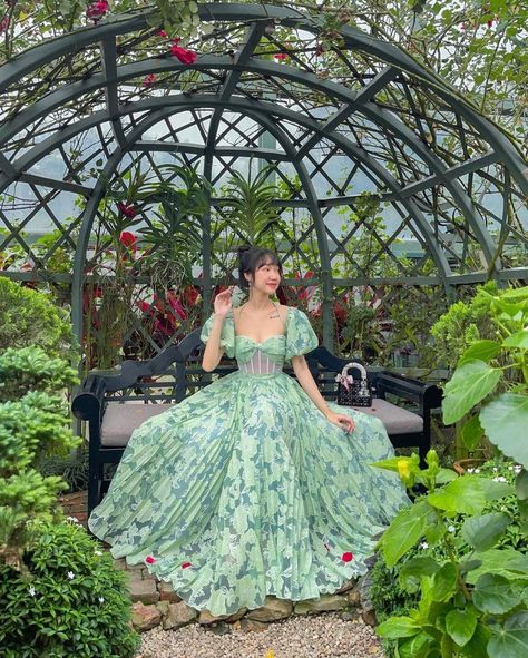 Secret Garden Aesthetic, Garden Outfit, Carpet Outfits, Fantasy Garden, Red Carpet Outfits, Princess Core, Garden Aesthetic, Gardening Outfit, Prom Dress Inspiration