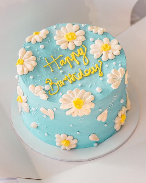 Summer Birthday Cake, Buttercream Birthday Cake, Blue Birthday Cakes, Daisy Cake, Sheet Cake Designs, Daisy Cakes, Summer Cakes, Creative Birthday Cakes, Baby Birthday Cakes