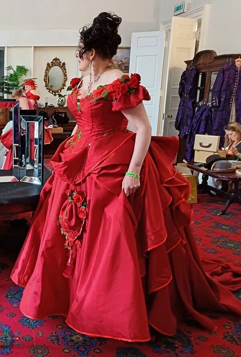 Truly Victorian 1860s Ballgown Bodice TV442 pattern review by jenmak3 1870s Ballgown, Diy Victorian Costume, Victorian Gowns Ball, 1860s Ballgown, Victorian Ballgown, Truly Victorian, Victorian Ball Gowns, Victorian Ladies, Royal Clothing