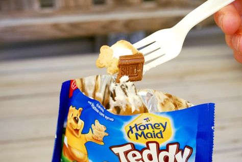 Make s'mores treats without the mess! Make them in a bag using Teddy Grahams! Eat them with a fork around the campfire as a dessert recipe while camping Summer Campfire, Campfire Smores, Campfire S'mores, Camping Bedarf, Teddy Grahams, Kayak Camping, Campfire Food, Backpacking Food, Campfire Cooking