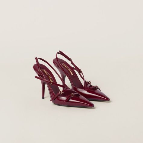 𝐒𝐀𝐅.🝮 on X: "These cherry red MiuMiu buckle sling-backs are what I dream of at night. https://t.co/05wkR0WdBI" / X Miu Miu Heels, Shoes Heels Classy, Dr Shoes, Heels Classy, Fancy Shoes, Shoe Inspo, Aesthetic Shoes, Red High, Slingbacks