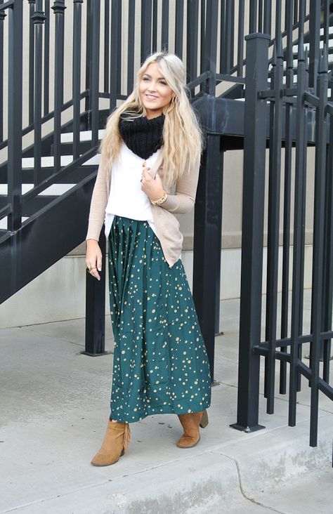 Love the print and style of the skirt. The whole outfit is cute. Winter Maxi Skirt Outfit, Maxi Skirt Winter, Winter Maxi, Green Maxi Skirt, How To Wear Ankle Boots, Skirt Diy, Below The Knee Dresses, Long Skirt Outfits, Maxi Outfits