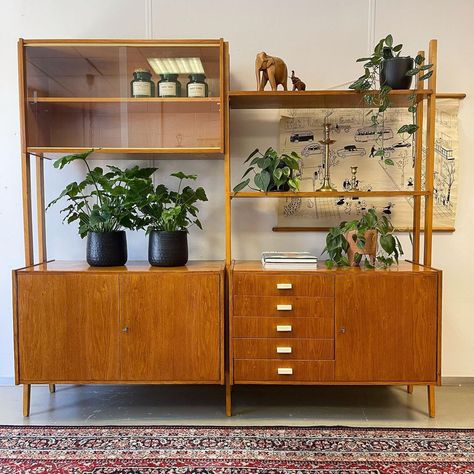 Mcm Open Shelving, Living Room Cupboard Ideas, Eclectic Bookshelf, Postmodern Interior Design, Mid Century Interior Design, Modernist Interior, Vintage Mid Century Furniture, Small Apartment Interior, Modern Vintage Furniture