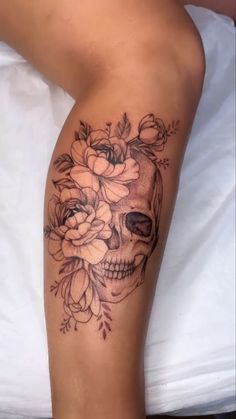 Floral Tattoo With Skull, Women Hip Tattoos, Pretty Skull Tattoos, Floral Skull Tattoos, Girly Skull Tattoos, Skull Thigh Tattoos, Simbols Tattoo, Tattoo Mafia, Skull Tattoo Flowers