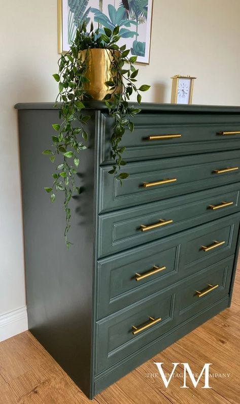 Chest Of Drawers Bedroom Vintage, Green Gold Furniture, Drawer Color Ideas, Revamp Chest Of Drawers, Bedroom Green Furniture, Green Refurbished Furniture, Drawer Chest Decor Ideas, Bedroom With Green Furniture, Furniture Flipping Ideas Dressers