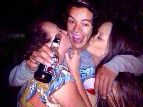 Harry Styles Drunk, Drunk Pictures, Drunk Party, Story Pictures, Harry Styles Hot, Alcohol Humor, Harry Styles Cute, Frat Boy, Harry Styles Pictures