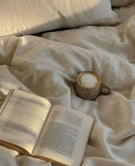 Cosy Reading Aesthetic, Winter Reading Aesthetic, Cosy Winter Aesthetic, Fall Notion, Booklover Aesthetic, Winter Moodboard, Cosy Aesthetic, Notion Aesthetic, Winter Reading