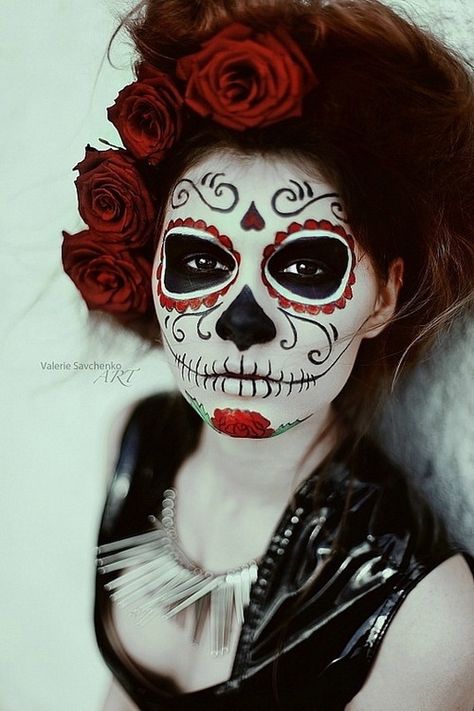 50 Halloween Best Calaveras Makeup Sugar Skull Ideas for Women Catrina Costume, Halloween Makeup Sugar Skull, Make Up Diy, Makeup Zombie, Halloween Sugar Skull, Skull Face Paint, Halloweenský Makeup, Den Mrtvých, Dead Makeup