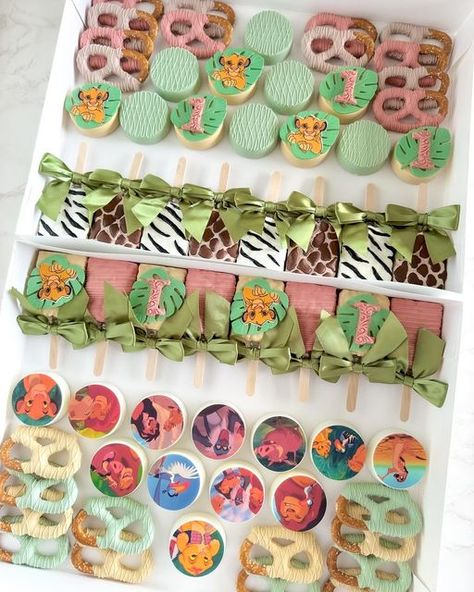 @ediblebykatia on Instagram: "Lion King party package 🧡 (package 2)  Edible images: @hdgtreats  Simba inspo: @chellyberries   🏷️ #ediblebykatia #montereypark #chocolatecoveredstrawberries #dippedpretzels #partytreats #treattable #lionking #lionkingparty #ricekrispietrears #dippedoreos #edibleimages #lionkingtreats" Lion King Treats, Lion King Images, Dipped Treats, Lion King Party, Lion King 1, Lion King Baby Shower, Lion King Baby, Covered Strawberry, Monterey Park