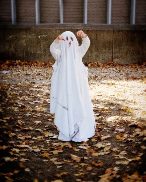 Easy Ghost Costume, Ghost Costume Kids, Easy Homemade Halloween Costumes, Halloween Costumes Kids Homemade, Halloween Puns, Superhero Halloween, Ghost Halloween Costume, Clever Halloween, Cheap Halloween Costumes