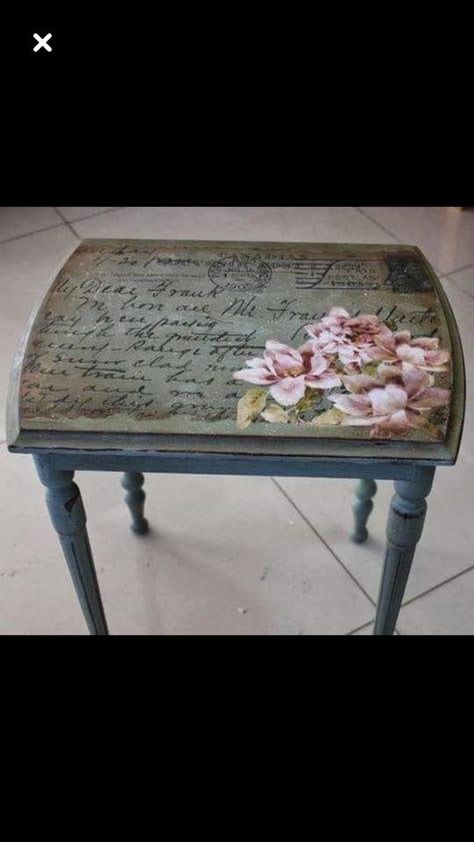 painted table with transfer Muebles Shabby Chic, Decoupage Diy, Decoupage Furniture, Painted Chairs, Chalk Paint Furniture, Refurbished Furniture, Painted Table, Hand Painted Furniture, Furniture Makeover Diy