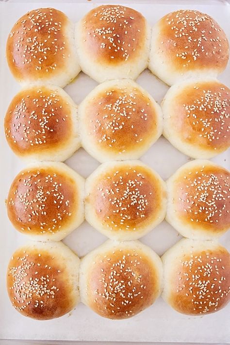 The Baker Upstairs: Homemade Hamburger Buns Easy Hot Cross Buns Recipe, Easy Hot Cross Buns, Yeast Buns, Hamburger Bun Recipe, Homemade Hamburger Buns, Cross Buns Recipe, Homemade Burger, Homemade Buns, Hot Cross Buns Recipe