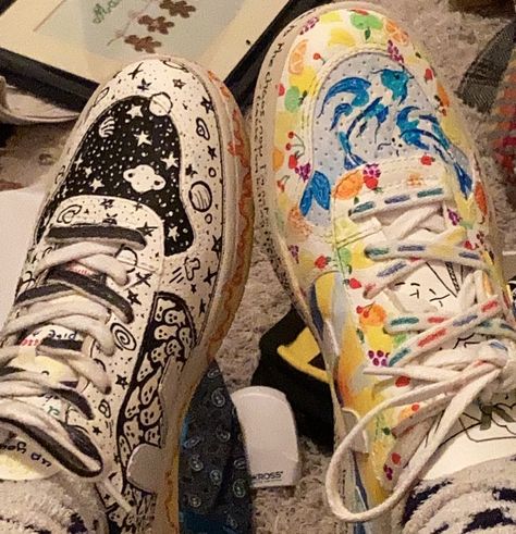 Posca Marker Shoes, Painting Shoes Aesthetic, Painting Converse Ideas, Paint Shoes Ideas, Customizing Converse, Drawing On Sneakers, Drawn On Shoes, Diy Shoe Designs, Drawings On Shoes