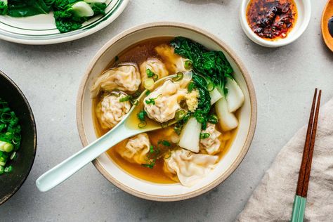 A bowl of wonton soup is all about comfort. How to make the best wonton from scratch, plus the most authentic wonton soup ever. Best Wonton Soup, How To Make Wontons, Roasted Vegetable Lasagna, Wonton Noodles, Chicken Wontons, High Protein Dinner, Chinese House, Protein Dinner, Vegetable Lasagna