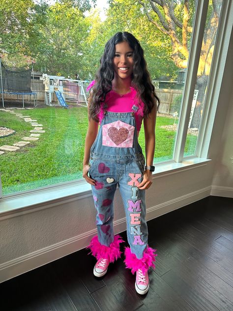 Painted Overalls School Spirit, Decorated Overalls, Senior Cars, Senior Diy, Custom Overalls, School Spirit Outfit, Hoco Jeans, Senior Painted Jeans, 27 Piece Quick Weave