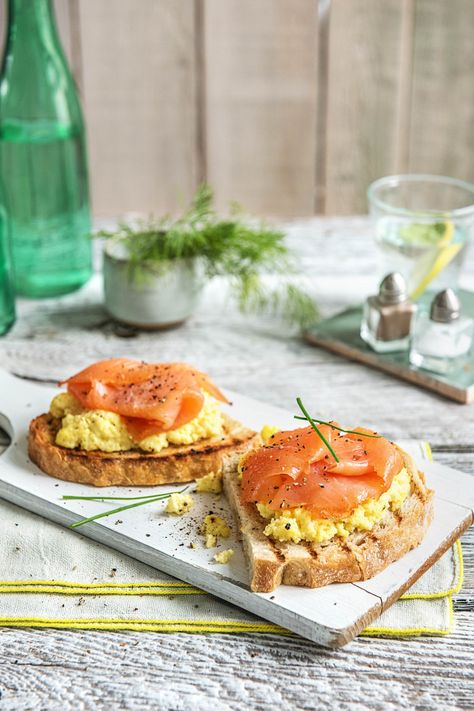 Easy Toast with Soft Scrambled Eggs and Smoked Salmon | More breakfast recipes on blog.hellofresh.com Salmon Egg Sandwich, Lox Recipes, Hellofresh Meals, Lox Recipe, Easy Toast, Soft Scrambled Eggs, Smoked Salmon Breakfast, Smoked Salmon Sandwich, Smoked Salmon And Eggs