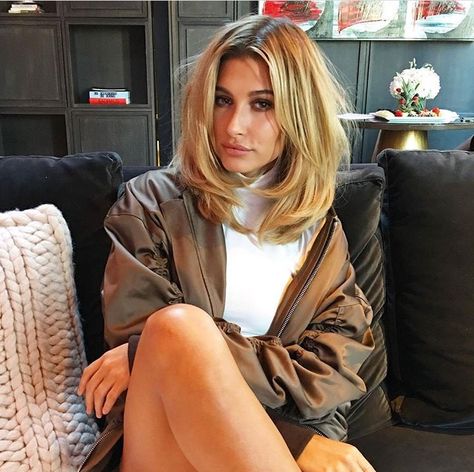 @gillianvidegar Haircut Medium Length, Shorts Hair, Ideas Haircut, Hair Colorful, Haircut Medium, Blonde Hair Looks, Public Desire, Trendy Haircuts, Hailey Baldwin