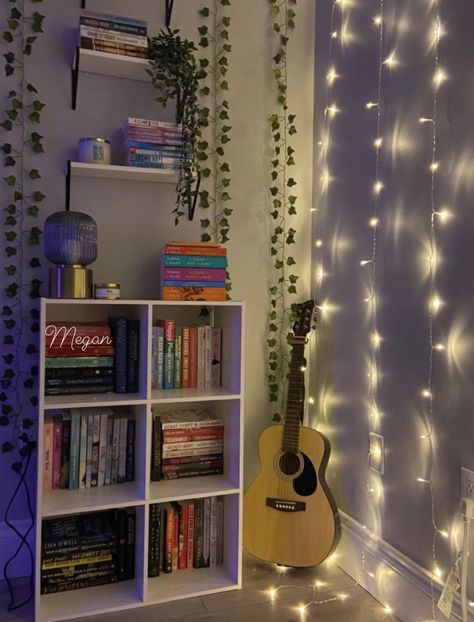 Small Bookshelf Decor Ideas, Ideas Para Decorar Cuartos Juveniles, Book Corner Ideas Bedroom, Hostel Room, Girly Room Decor, Bookshelf Inspiration, Easy Room Decor, Diy Room Decor For Teens, Cute Diy Room Decor