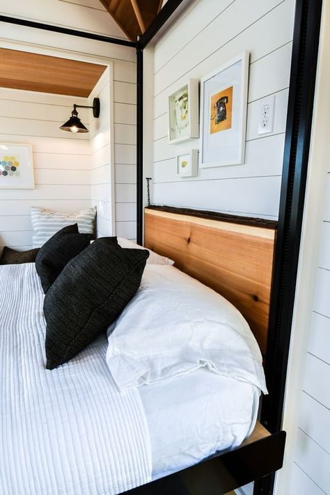 Downstairs Bedroom in a Tiny House Thanks to Elevator Bed Tiny House Bed, Elevator Bed, Tiny House Stairs, Tiny House Storage, Tiny Houses For Rent, Tiny House Loft, Best Tiny House, Tiny House Bathroom, Tiny House Movement